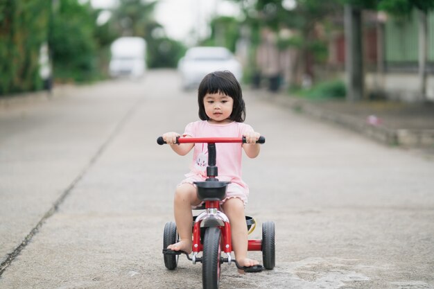 Crianças lindas andando de bicicleta. Crianças curtindo um passeio de bicicleta.