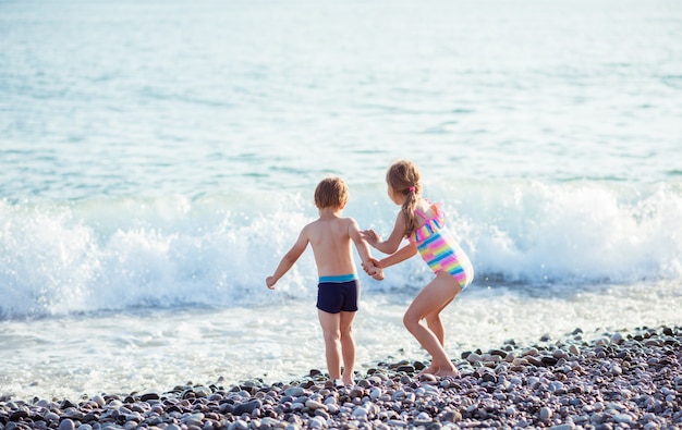 Crianças menino e menina no oceano.