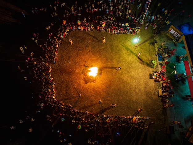 Crianças, meninos e meninas, grupo feliz se reunindo brincando ao redor de uma fogueira no campo