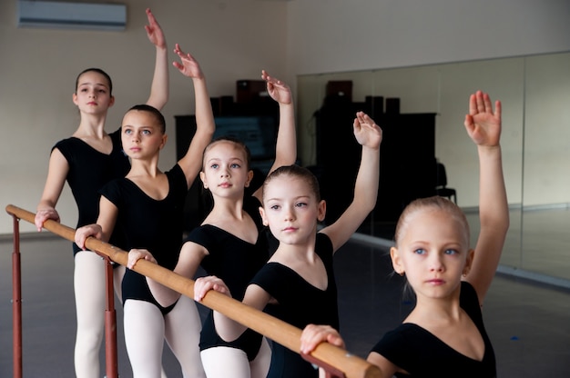 Crianças na aula de dança de balé.