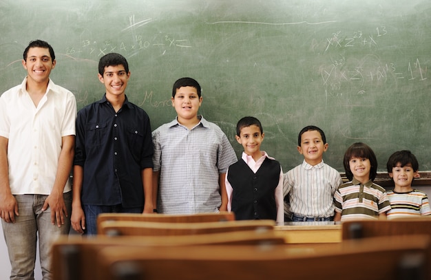 Crianças na escola de menor a linha de linha maior