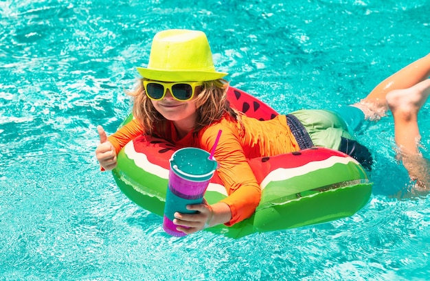 Crianças na piscina crianças saudáveis estilo de vida férias de verão diversão criança bonita na piscina