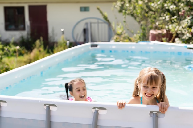 Crianças na piscina. garota nadar ao ar livre.