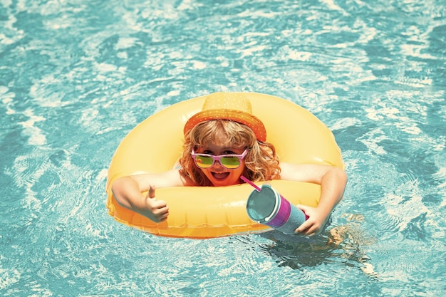 Crianças nadando e brincando em uma piscina Criança brincando na piscina Retrato de crianças de moda de verão Férias em um resort tropical Roupa de banho para crianças Descanso e relaxamento de verão