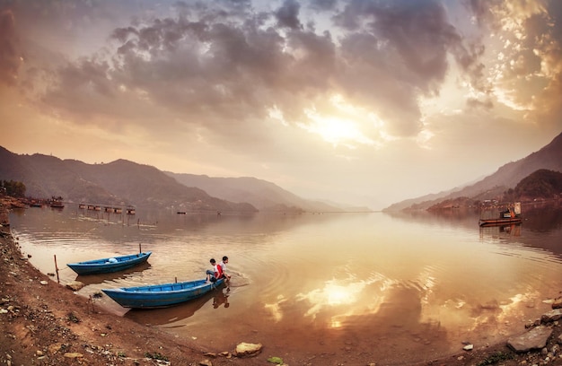 Crianças nepalesas no lago Pokhara