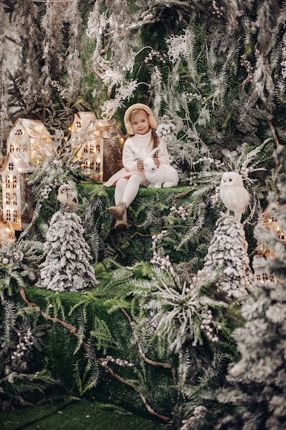 Crianças no andar superior da decoração de Natal