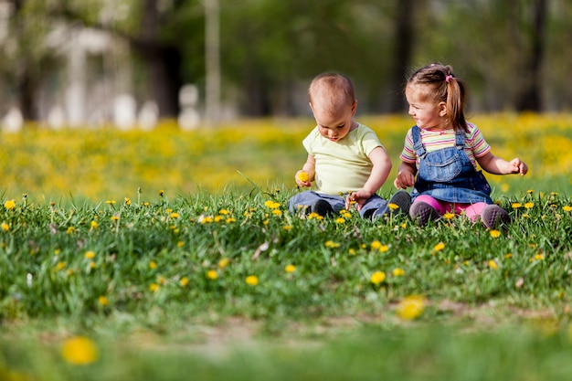 Crianças no campo de primavera