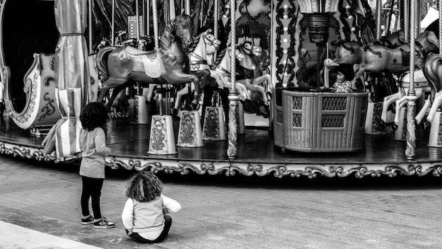 Foto crianças no carrossel