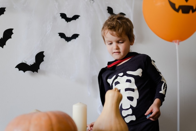 Crianças no halloween, garoto engraçado em uma fantasia de halloween, feliz dia das bruxas