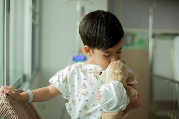 Crianças no hospital, se recuperando com seu ursinho de pelúcia favorito.