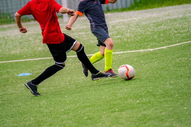 Crianças no jogo de futebol, academia de jovens escolas de futebol