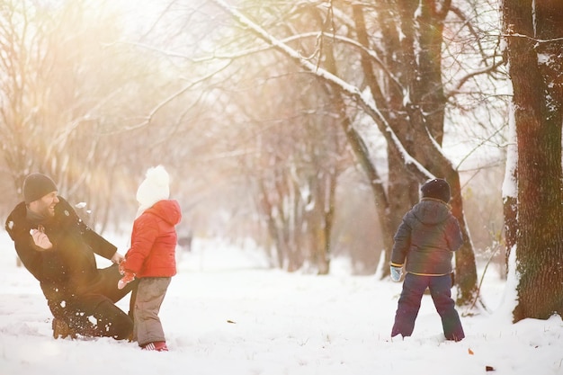 Crianças no parque de inverno brincam