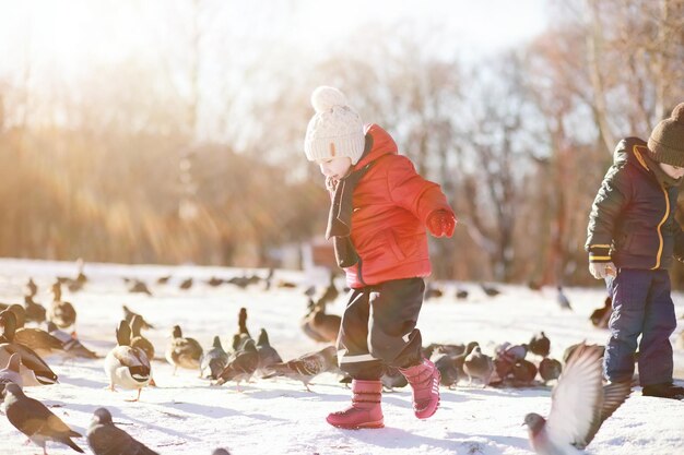 Crianças no parque de inverno brincam