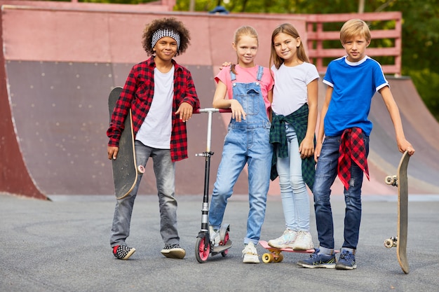 Foto crianças no parque de skate