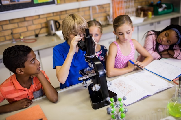 Crianças olhando no microscópio