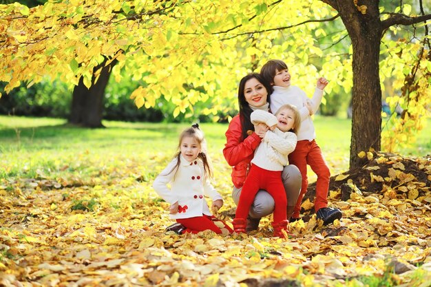 Crianças para passear no parque de outono Folha cai no parque Family Fall Happiness