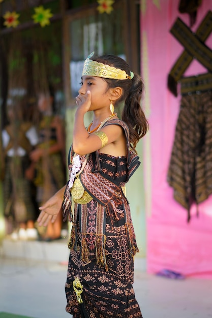 crianças participam de um desfile de moda para promover as roupas tradicionais da ilha de sabu, Indonésia