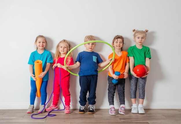 Crianças pequenas adoram fazer atividades físicas na pré-escola