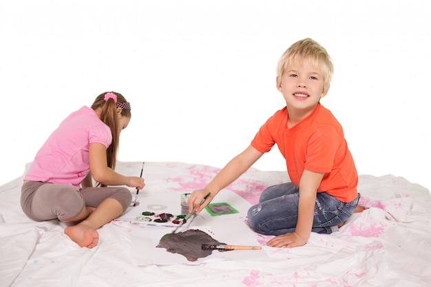 Crianças pequenas felizes pintando no chão