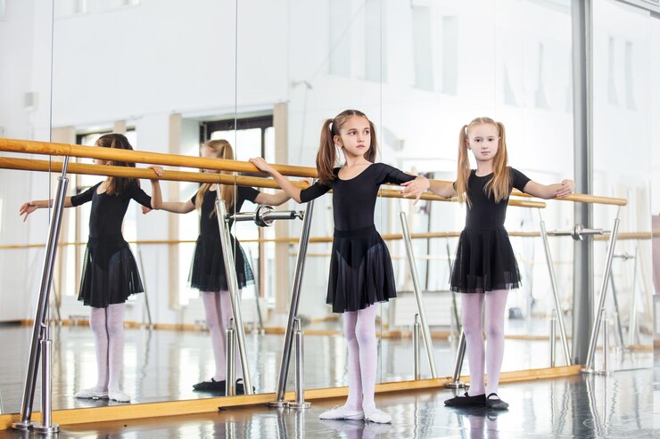 Foto crianças pequenas lindas garotas bonitas no estúdio trem para uma aula de dança.