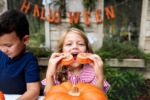 Crianças pequenas na festa de Halloween