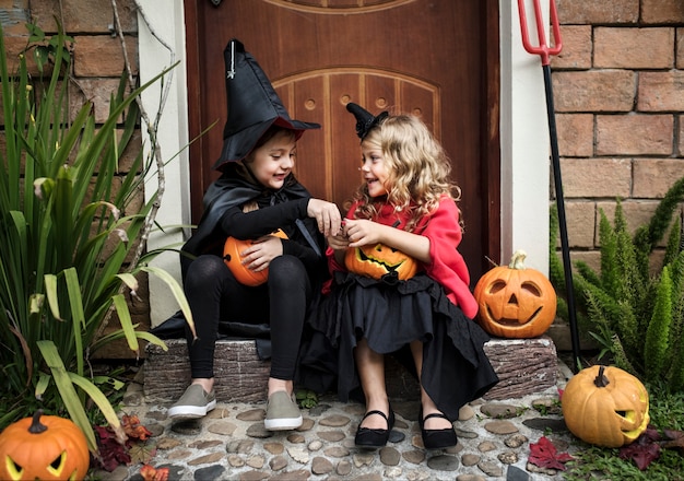 Crianças pequenas na festa de Halloween
