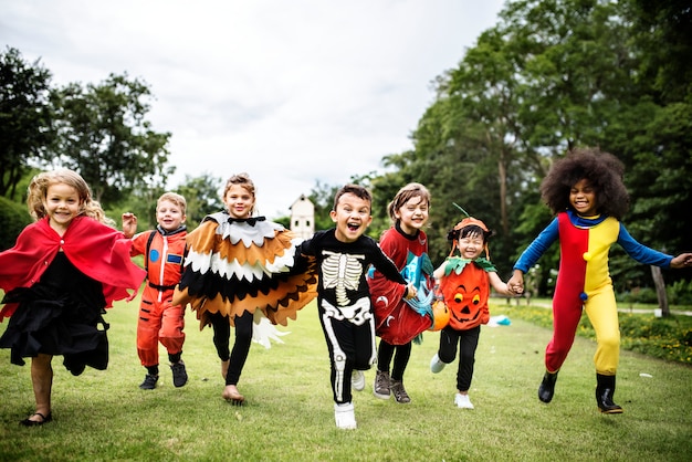 Crianças pequenas na festa de Halloween