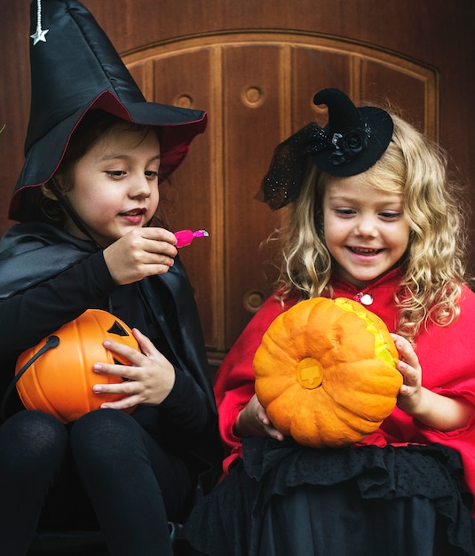 Crianças pequenas na festa de halloween