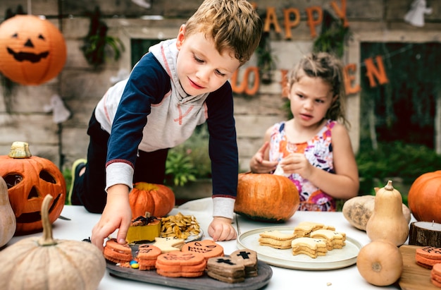 Crianças pequenas na festa de Halloween