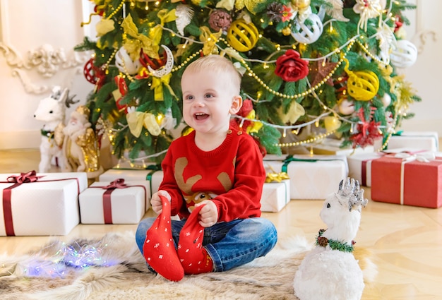 Crianças perto da árvore de Natal. Foco seletivo.