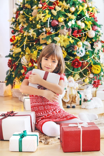 Crianças perto da árvore de natal. foco seletivo.