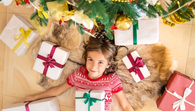 Crianças perto da árvore de natal. foco seletivo.