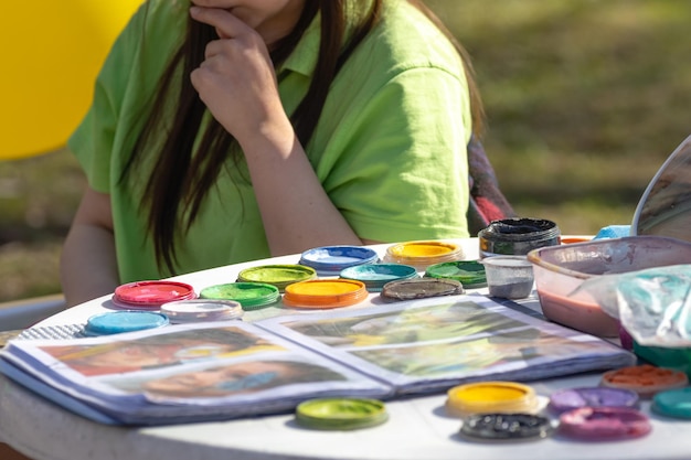 Crianças pintando ao ar livre na rua