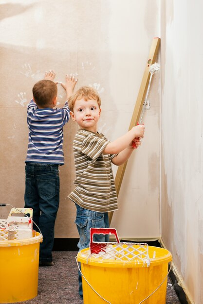 Foto crianças pintando parede