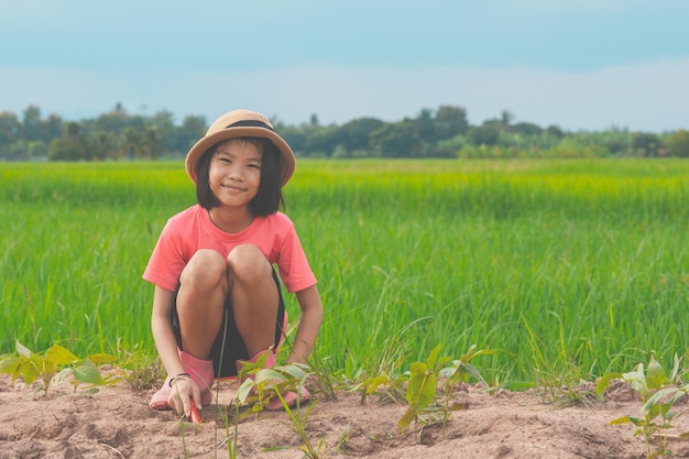 Crianças plantando a árvore na zona rural