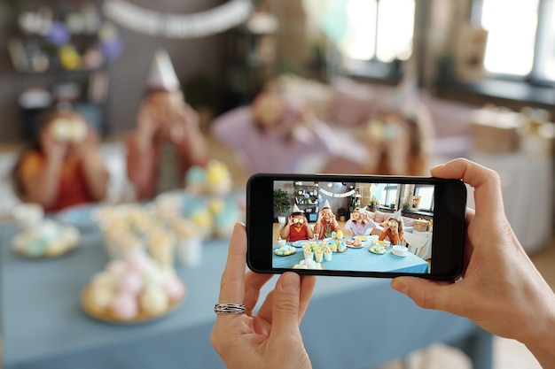 Crianças posando na câmera do smartphone