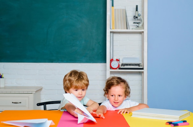 Crianças pré-escolares bonitinhas na sala de aula Crianças da escola prontas para estudar Conceito de educação e leitura de crianças