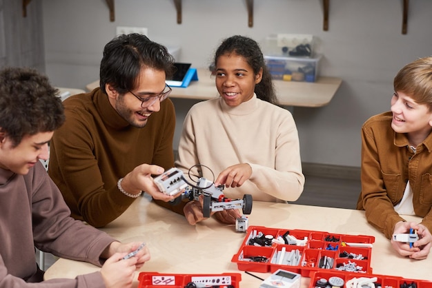 Crianças projetando robôs com professor