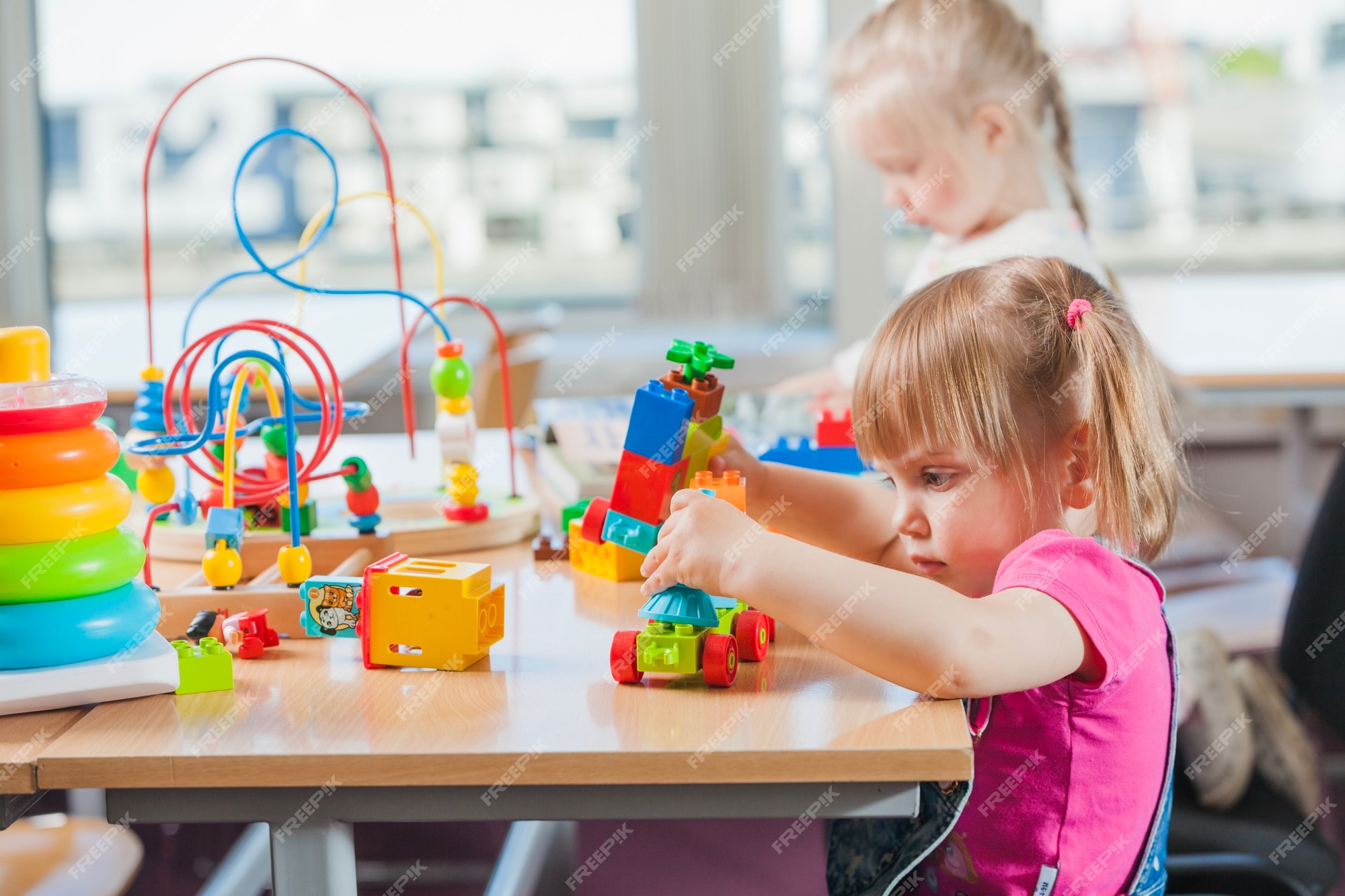 Crianças Brincando Com Comida Plástica Na Creche. Imagem de Stock - Imagem  de divertimento, infância: 172690763