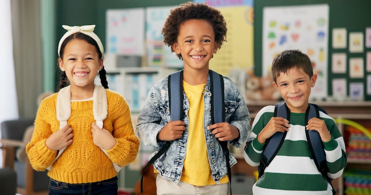 Foto crianças rosto e sorriso como amigos na sala de aula com mochila fr de volta para a escola entusiasmado ou educação meninos menina e retrato no campus da academia ou aprendizagem de lição ou diversidade de conhecimento ou estudante