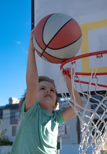 Crianças saudáveis, estilo de vida, basquete, criança, jogador correndo e afundando a bola