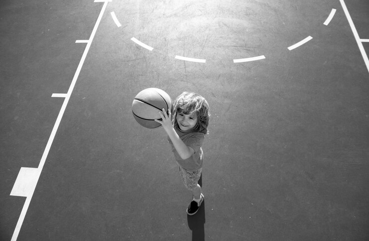 Foto crianças saudáveis, estilo de vida, jogando basquete com bola