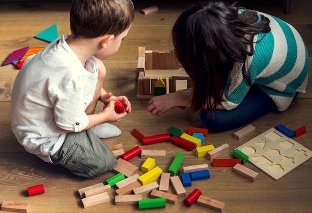 Crianças se divertindo jogando blocos de brinquedo