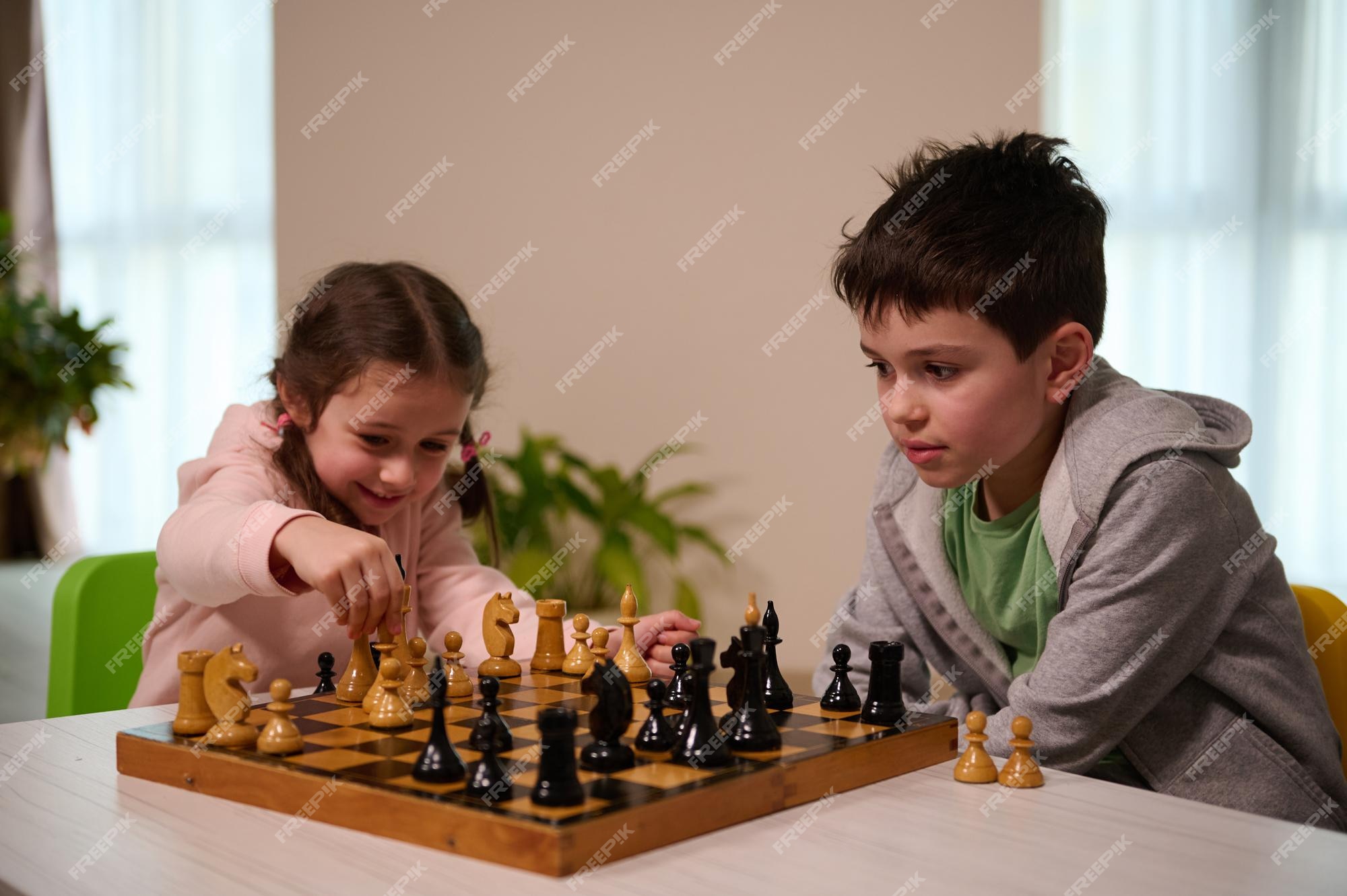 Jogar Xadrez Como Uma Maneira De Se Divertir Enquanto Fica Em Casa Com Sua  Família Imagem de Stock - Imagem de quarto, estratégia: 179099711