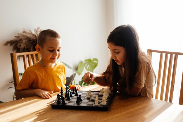 Crianças se divertindo juntos jogando xadrez