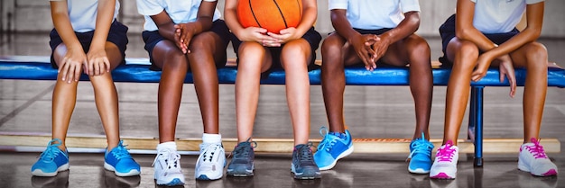 Foto crianças se divertindo na quadra de basquete