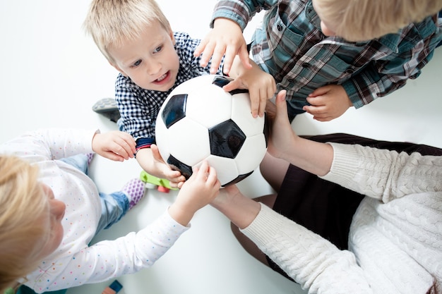 Crianças se esticam para a bola