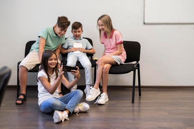 Crianças tendo aula de educação tecnológica