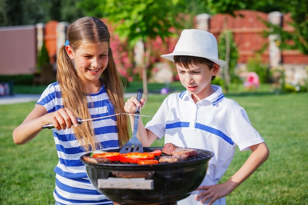 Foto crianças tendo uma festa de churrasco