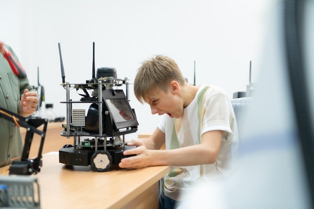 Crianças usando a tecnologia de robôs manuais Os alunos estão estudando cursos de tecnologia STEM